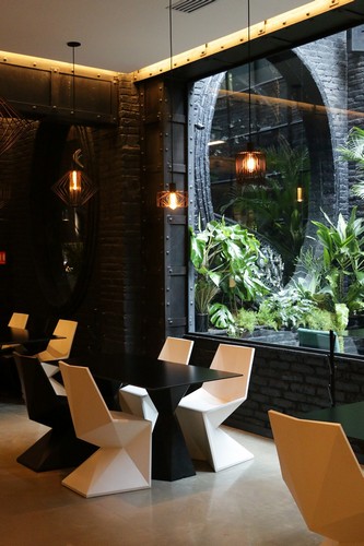 Индустриальный дизайн в ресторане «Fonico» с мебелью от Vondom 8