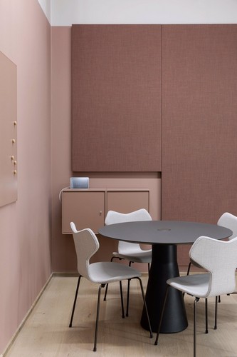Дизайн интерьера офиса с мебелью от Fritz Hansen 2