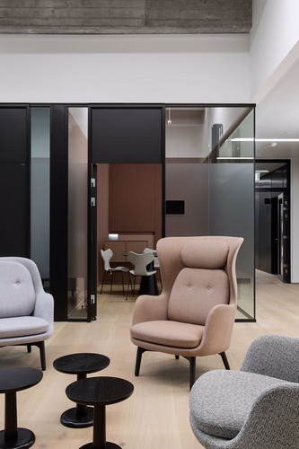 Дизайн интерьера офиса с мебелью от Fritz Hansen 3
