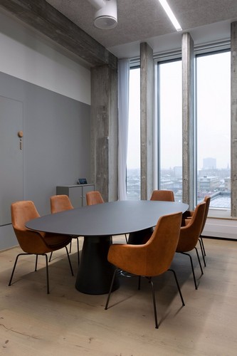 Дизайн интерьера офиса с мебелью от Fritz Hansen 4