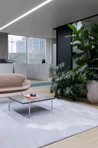 Дизайн интерьера офиса с мебелью от Fritz Hansen 8