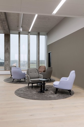 Дизайн интерьера офиса с мебелью от Fritz Hansen 9