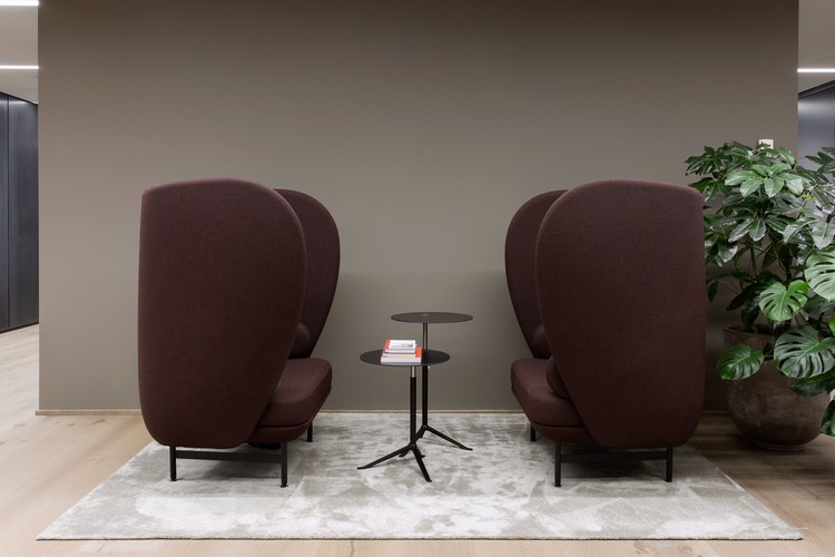 Дизайн интерьера офиса с мебелью от Fritz Hansen 10