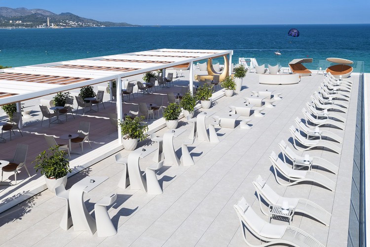 Летняя терраса с видом на море с мебелью от Vondom 1
