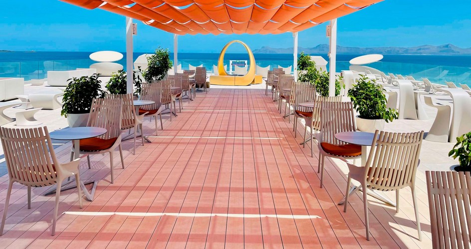 Летняя терраса с видом на море с мебелью от Vondom 8