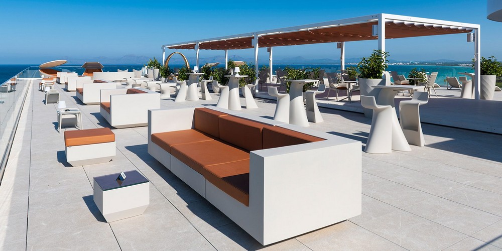 Летняя терраса с видом на море с мебелью от Vondom 9
