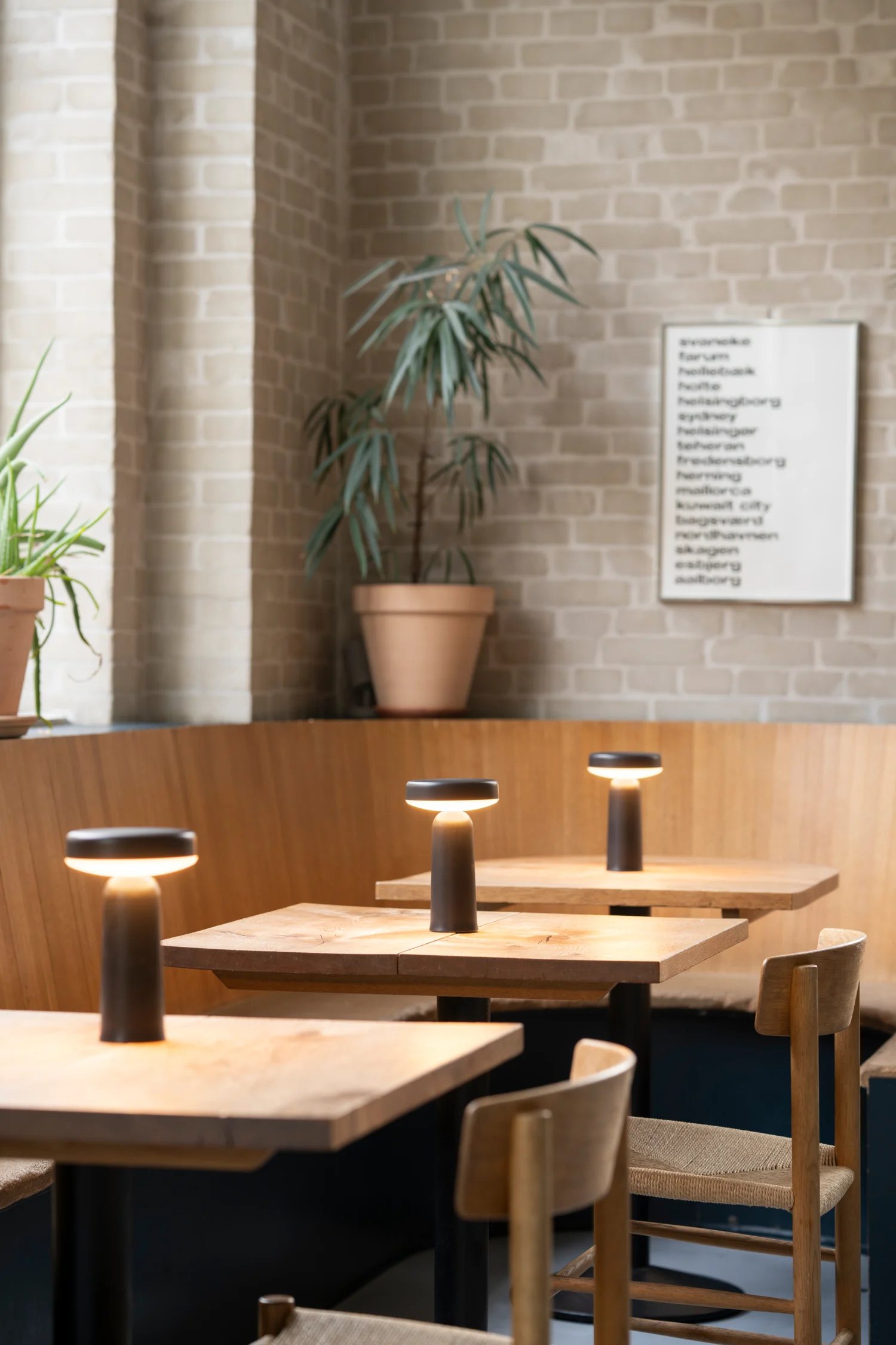 Дизайн интерьера кафе с мебелью от Muuto 2