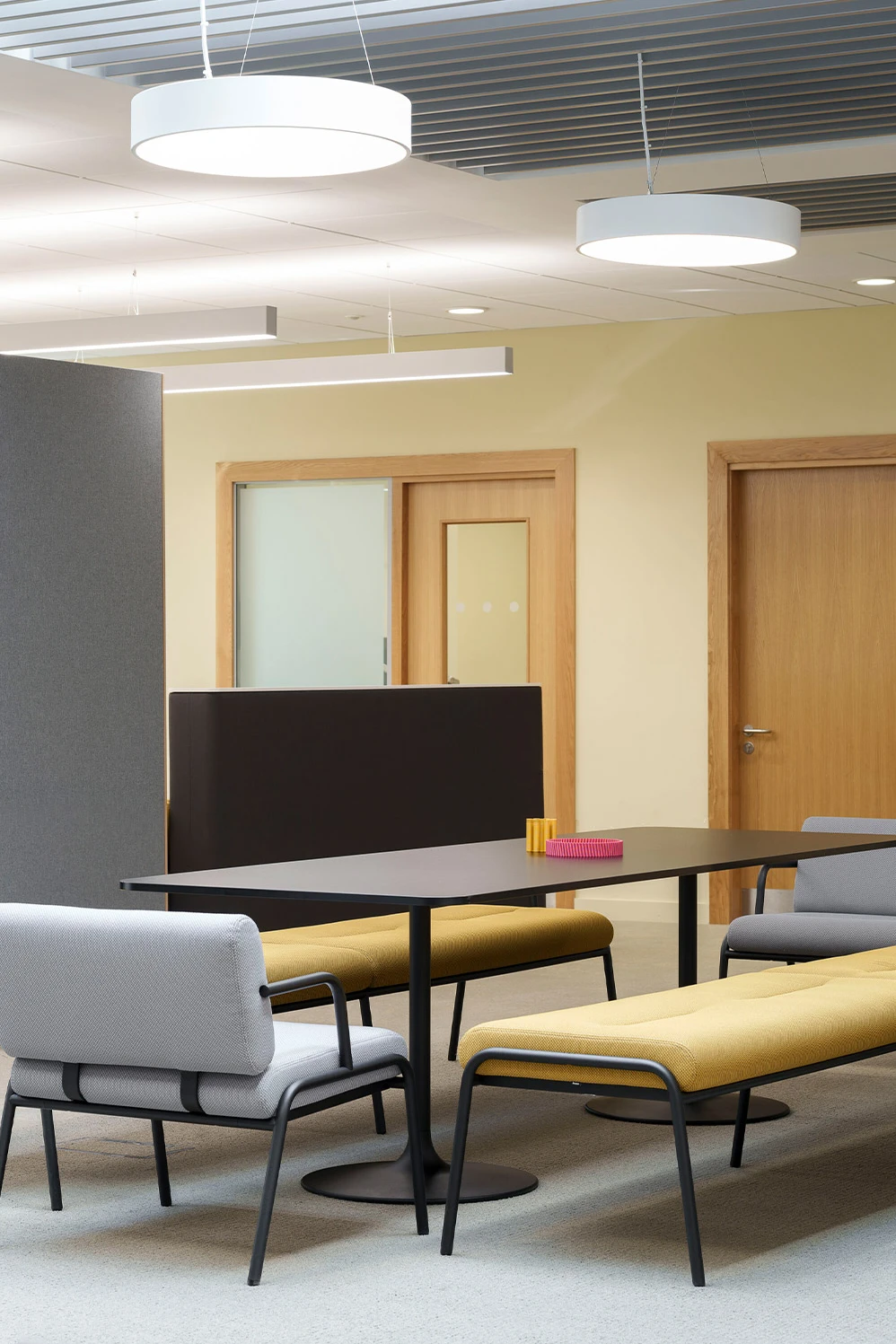 Дизайн интерьера офиса с мебелью Bene 3
