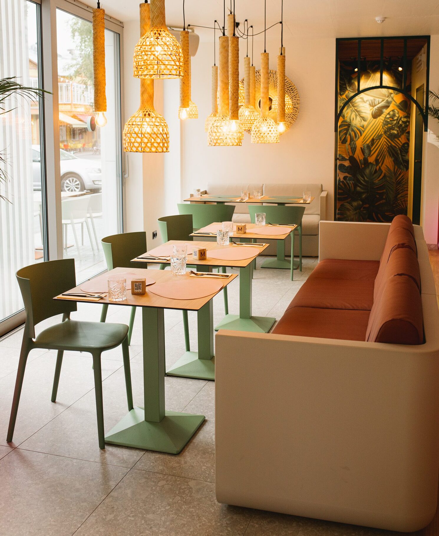 Дизайн интерьера ресторана с мебелью Vondom 7