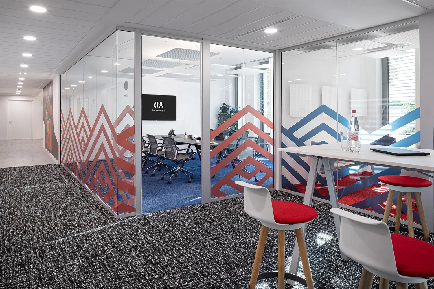 Дизайн офиса в красно-синих оттенках с мебелью Bene 2