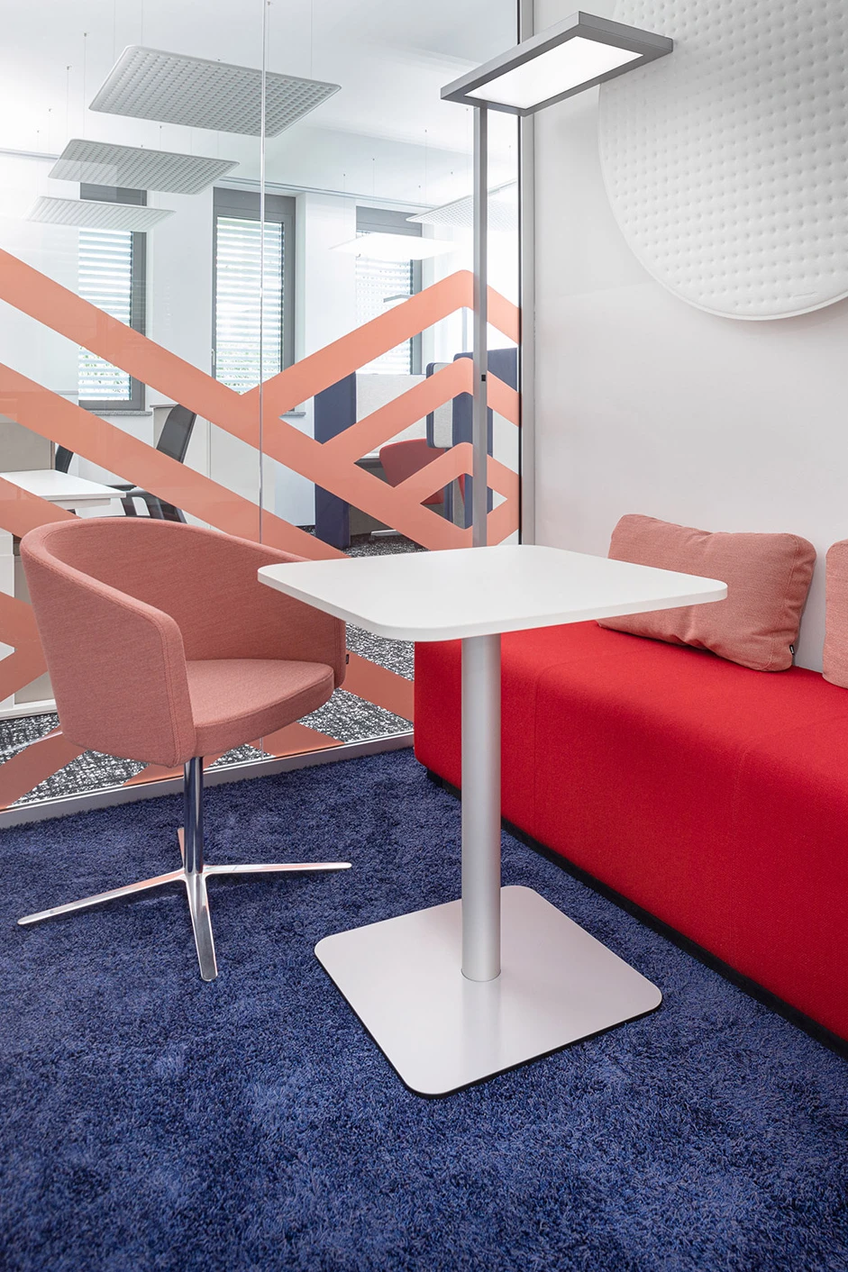 Дизайн офиса в красно-синих оттенках с мебелью Bene 11