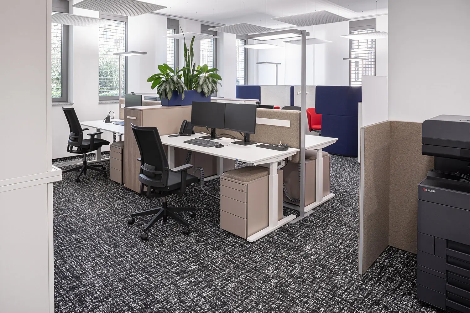 Дизайн офиса в красно-синих оттенках с мебелью Bene 3