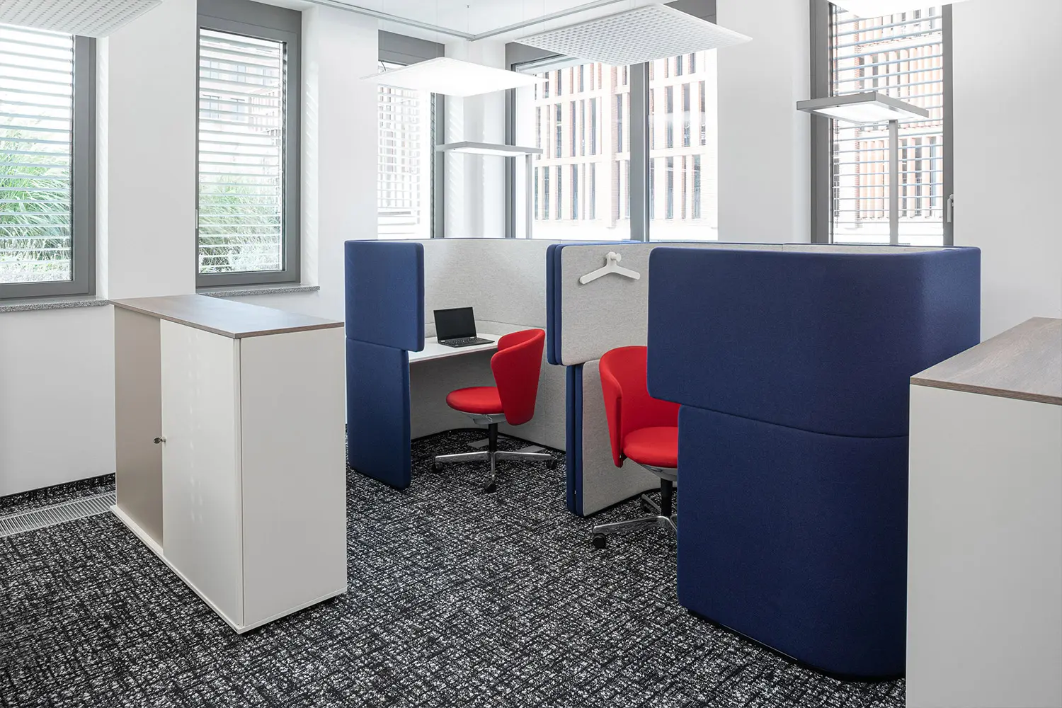 Дизайн офиса в красно-синих оттенках с мебелью Bene 5