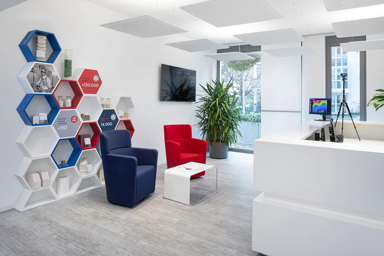 Дизайн офиса в красно-синих оттенках с мебелью Bene 6