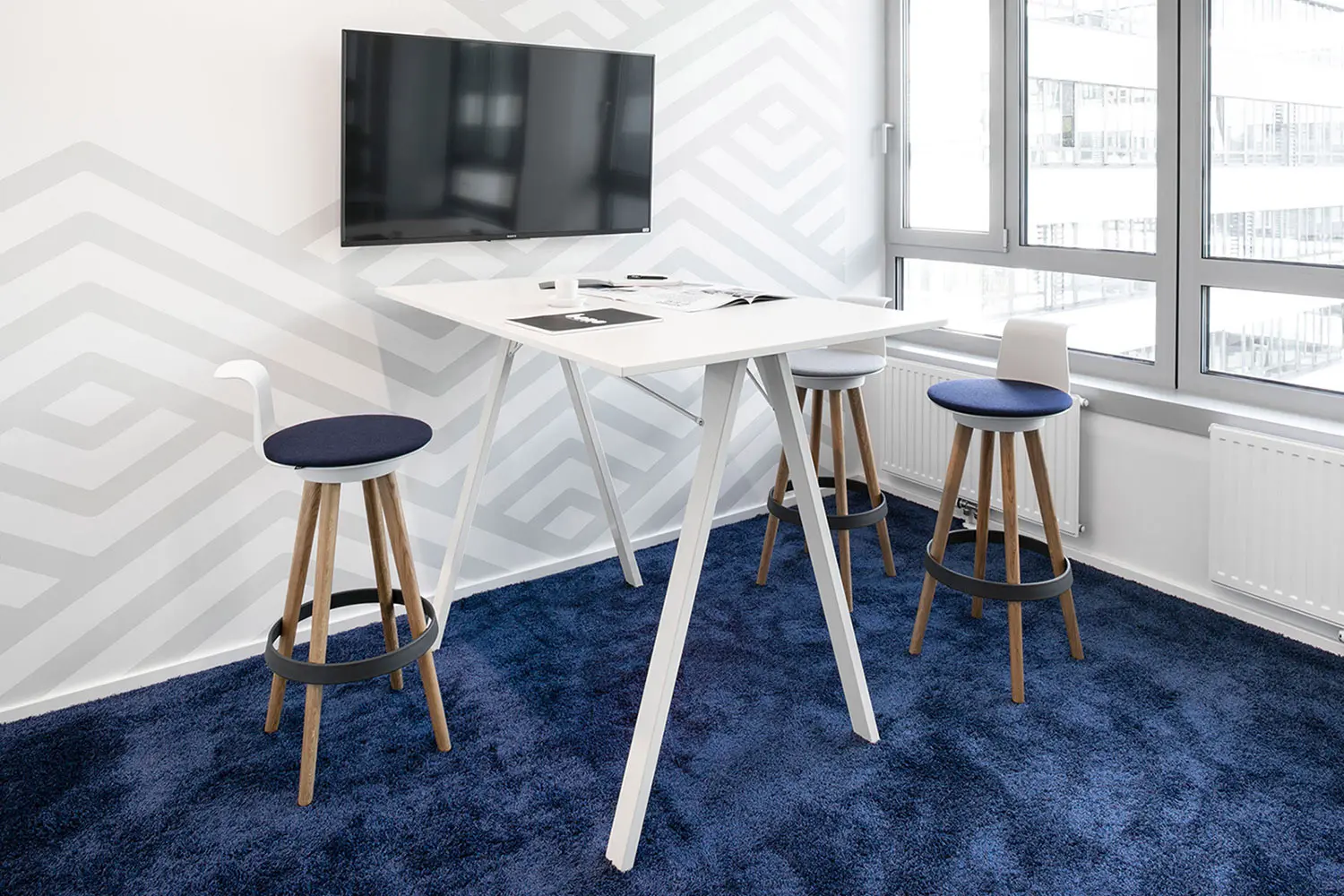 Дизайн офиса в красно-синих оттенках с мебелью Bene 8