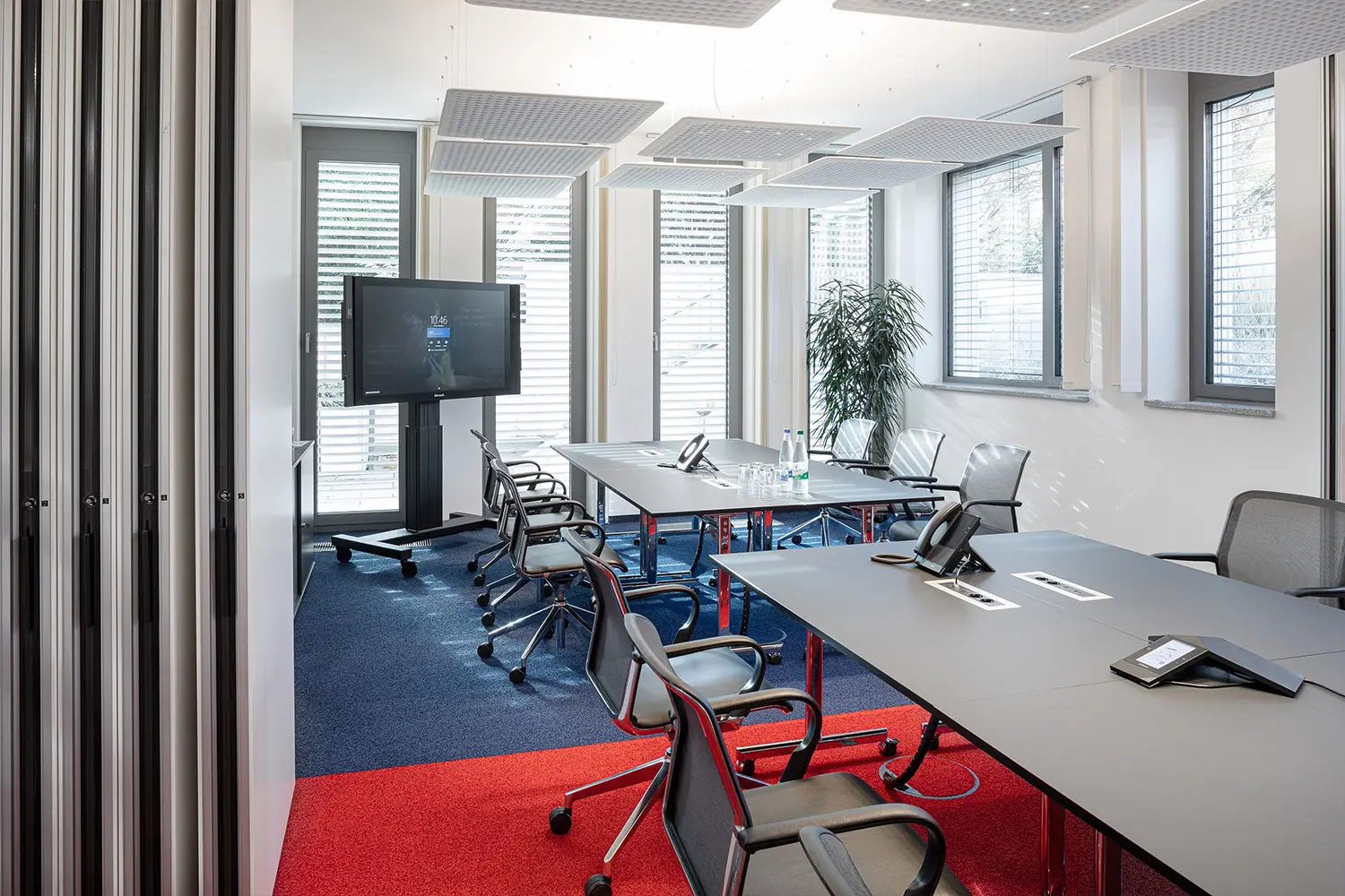 Дизайн офиса в красно-синих оттенках с мебелью Bene 10