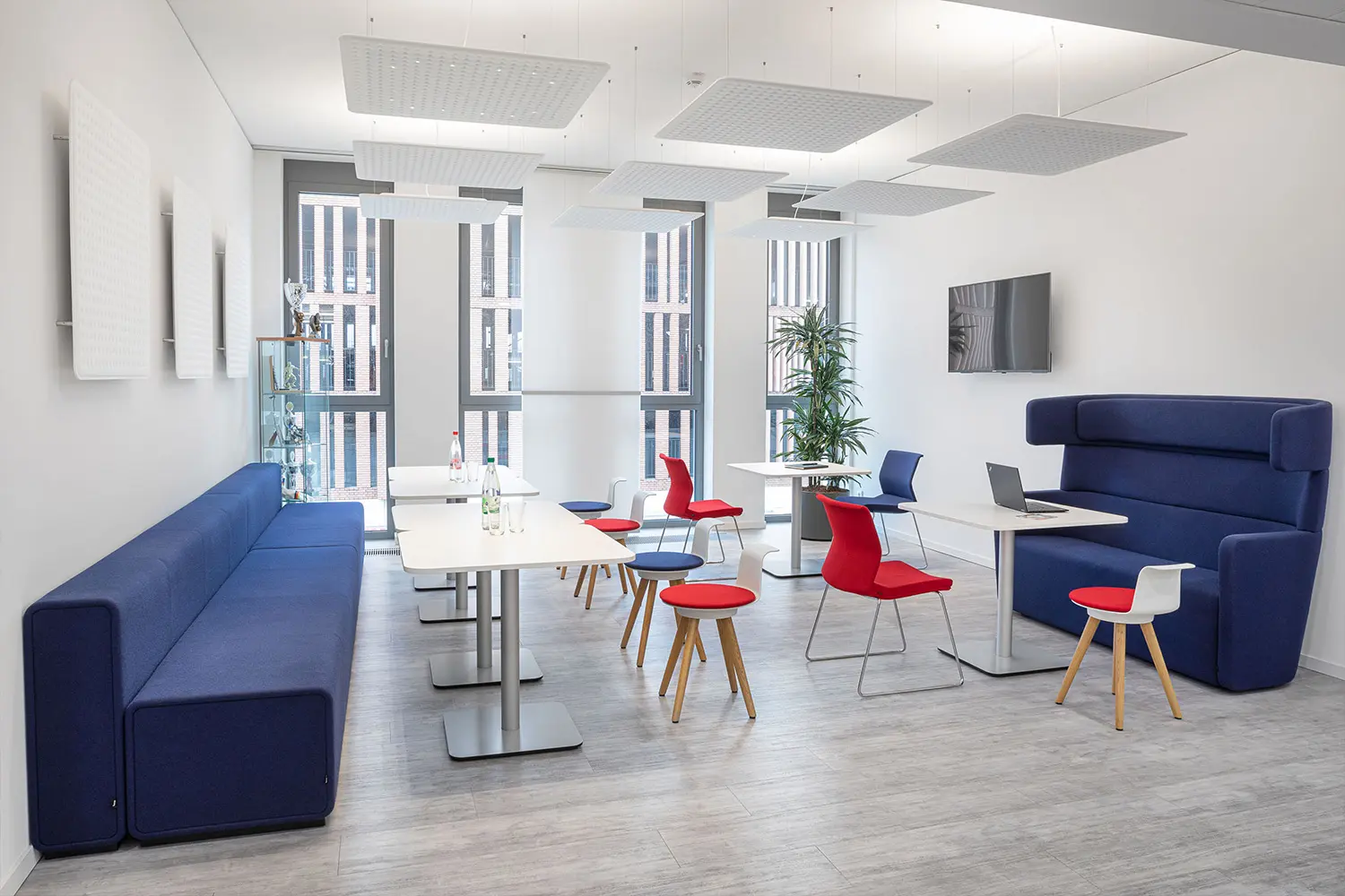 Дизайн офиса в красно-синих оттенках с мебелью Bene 1